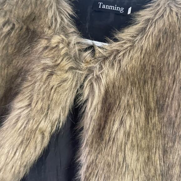Tanming NWOT Women's Size Medium Faux Fur Vest - Picture 6 of 9